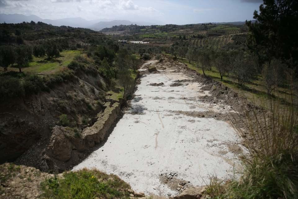 <p>Akınay bölgedeki toprağın altındaki kil katmanını ilk defa gördüklerini ifade etti.</p>

<p> </p>
