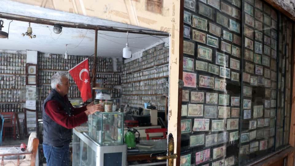 <p>Esat Kaplan, uzun yıllar yaşadığı Hollanda'dan, 22 yıl önce Türkiye'ye dönüş yaptı. Hollanda'da başladığı para koleksiyonuna memleketinde de devam eden Kaplan, 33 yılda biriktirdiği 200 ülkeye ait banknot ve madeni paraları kurduğu Devr-i Alem Para Müzesi'nde sergilemeye başladı. </p>
