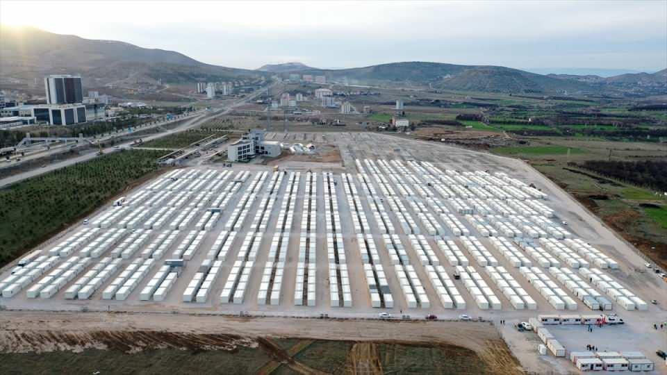 <p>Konteyner kentte üç öğün yemek verildiğine değinen Kalkan, "Ayrıca çocuklarımızın da ihtiyaçları karşılanıyor, memnunuz. </p>