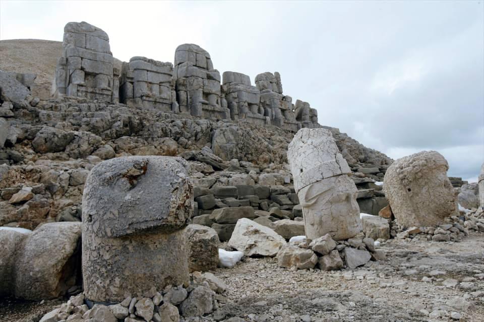 <p><strong>- "Depremden 2 gün sonra Nemrut Dağı'na çıktım"</strong></p>

<p>Kahta Kültür ve Turizm Derneği Başkanı İrfan Çetinkaya, AA muhabirine, heykellerin zarar görmediğini söyledi.</p>

<p> </p>
