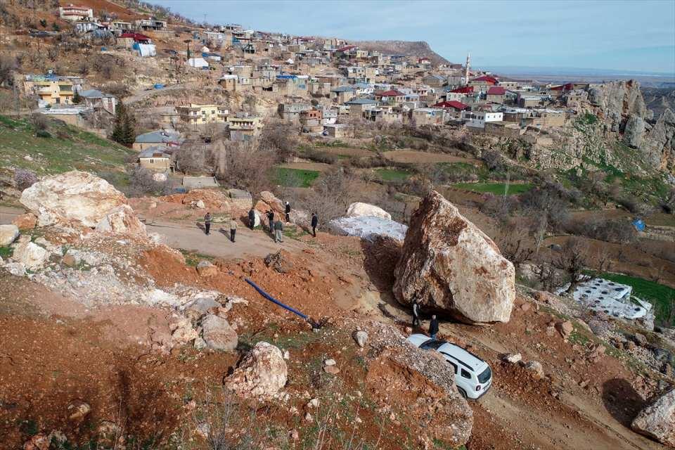 <p><strong>- "Köyün yarısı büyük tehlike atlattı"</strong></p>
<p>Köylülerden Ersin Bektaş, AA muhabirine, depremde kopan kaya parçalarının büyük panik ve korkuya neden olduğunu söyledi.</p>
<p> </p>