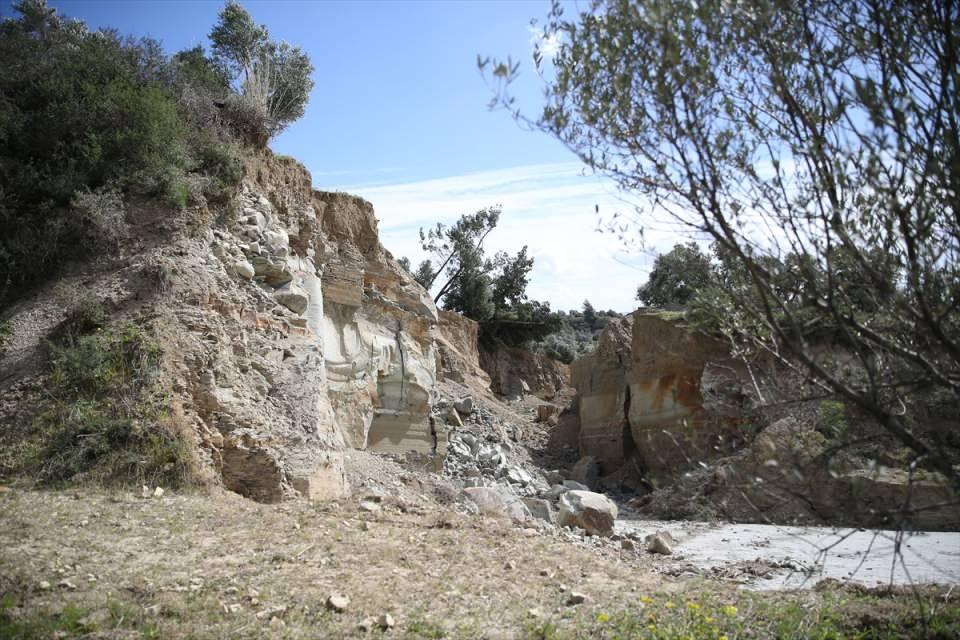 <p>Büyüklükleri 7,7 ve 7,6 olan 6 Şubat depremlerinde, Defne ilçesine bağlı Çınarlı mahallesindeki arazinin farklı noktalarında oluşan zemin kayması nedeniyle derinlerdeki killi toprak yapısı ortaya çıktı.</p>

<p> </p>
