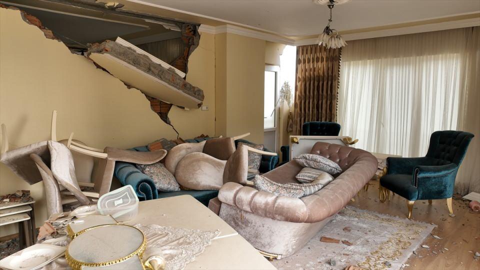 <p>6 Şubat'taki Kahramanmaraş merkez &uuml;sl&uuml; depremlerin yıkıma neden olduğu kentlerden Adıyaman'da depremzedelerin ge&ccedil;ici barınma imkanlarının geliştirilmesi, enkazların kaldırılması ve hayatın normalleştirilmesi i&ccedil;in &ccedil;alışmalar devam ediyor.</p>

<p>&nbsp;</p>
