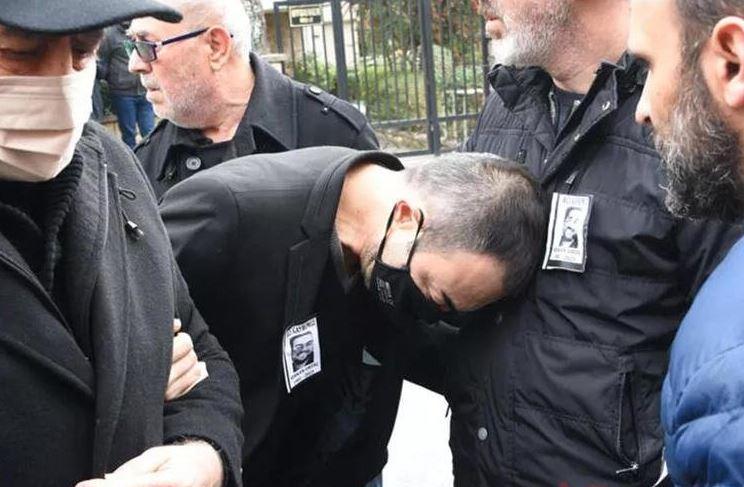 <p><strong>Ayakta durmakta güçlük çektiği görülen Serdar Ortaç, kılınan cenaze namazının ardından, Serkan Ortaç'ın naaşı defnedilmek üzere Zincirlikuyu Mezarlığı'na götürüldü.</strong></p>
