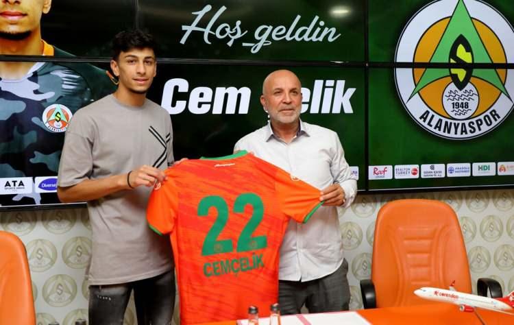 <p>Cem Celik<br />
<br />
Eski takımı:&nbsp;Alanyaspor<br />
<br />
Yeni takımı:&nbsp;Bayrampaşa</p>
