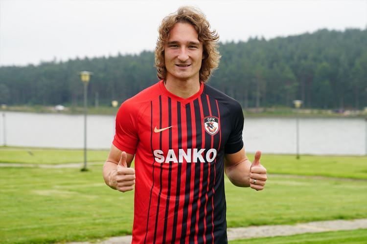 <p>Matej Hanousek<br />
<br />
Eski takımı: Gaziantep FK<br />
<br />
Yeni takımı: Sparta Prag</p>
