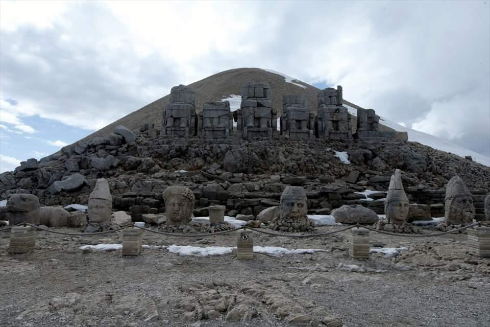 <p>Doğu ve batı medeniyetlerinin kesişme noktasında bulunan, UNESCO Dünya Kültür Miras Listesi'ndeki 2 bin 150 metre rakımlı Nemrut Dağı Ören Yeri'nde bulunan anıtsal dev heykeller, depremleri zarar görmeden atlattı.</p>

<p> </p>
