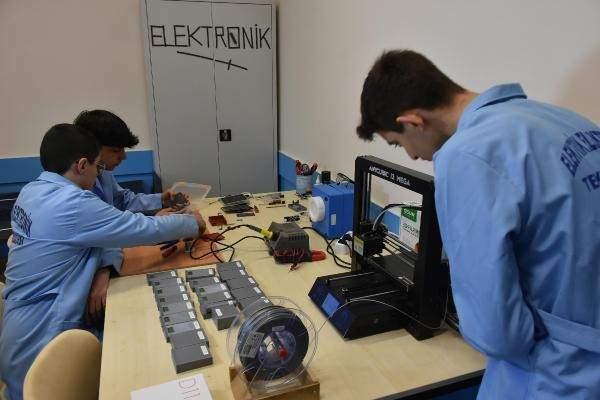 <p> İzmir'de Buca Necla Tevfik Karadavut Mesleki ve Teknik Anadolu Lisesi öğretmen ve öğrencileri, bu kapsamda depremzedeler için çeşitli boyutlarda güneş enerjili ve ışıldaklı taşınabilir şarj cihazı üretimine başladı. İlk etapta üretilen yaklaşık 300 şarj cihazı afet bölgesine gönderildi.</p>
