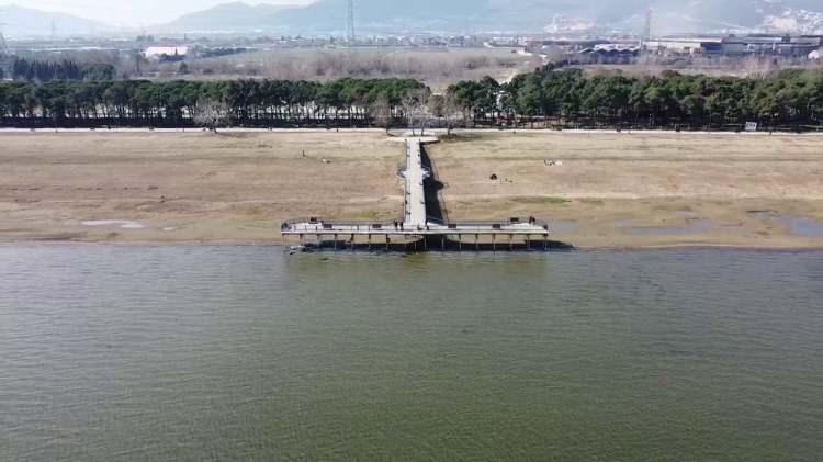 <p>Buna göre toplamda buharlaşma ve tarımsal sulama ile su çekme sonucunda İznik gölünden 1 yılda ortalama 419  milyon metre küp su miktarı yok olurken , bu yok olan miktarın 354 milyon metre küp buharlaşma, 55,14 milyon metre küpü ise tarımsal sulama ve çekilen su ile olduğu rapora yansıdı.</p>
