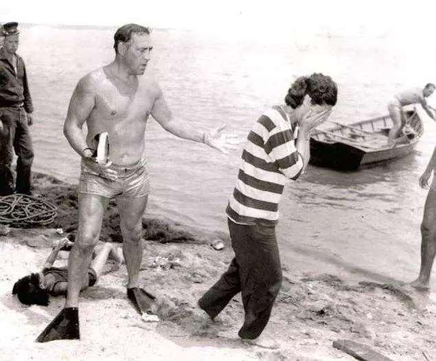 <p>11 Ağustos 1947'de Kaliforniya'da John Thomas ve eşi, çocuklarıyla birlikte pikniğe gitmeye karar verdi. İkili 9 yaşındaki oğulları Raymond ve 7 yaşındaki kızları Patricia'yı piknik için yakınlardaki Hansen Barajı'na getirdi. Her iki çocuk da ortadan bir anda kayboldu ve maalesef ki çocukların barajda boğulduğu ortaya çıktı.</p>

<p> </p>
