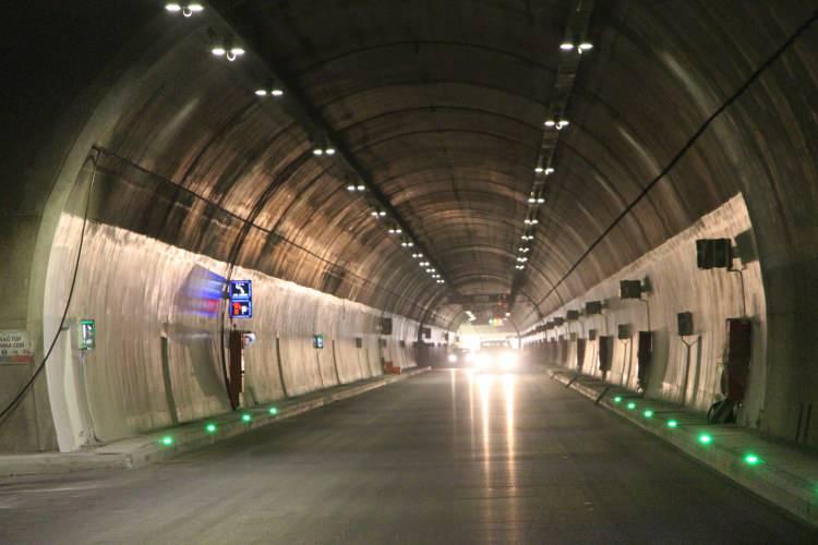 <p>Yeni Zigana Tüneli’nde asfaltlama çalışması biterken, bağlantı yolları tamamlandı, elektro mekanik ve tünel içindeki işaretleme çalışmalarında ise sona gelindi.</p>

<p> </p>
