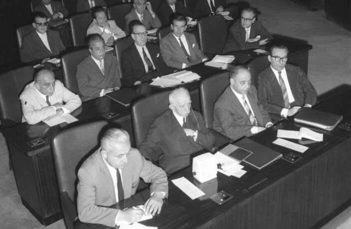 <p>Yeni hükümet 20 Kasım'da ilan edildi. CHP Genel Başkanı İsmet İnönü'nün başbakanlığındaki hükümet ortaklığı oluşturan partilerin uyumsuzluğu nedeniyle sık sık bunalımlarla karşılaştı. VIII. İnönü Hükümeti olarak bilinen dönem 20 Kasım 1961 ile 25 Haziran 1962 arasında yaklaşık 7 ay sürmüştür.</p> 