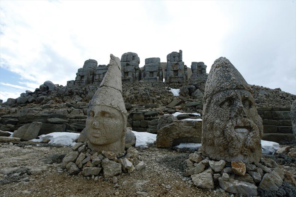<p>Depremin heykelleri etkilemediğini gördüklerini anlatan, Nemrut Dağı'nın tarihsel süreçte çok büyük fırtınalar, depremler geçirdiğini belirtti.</p>

<p> </p>
