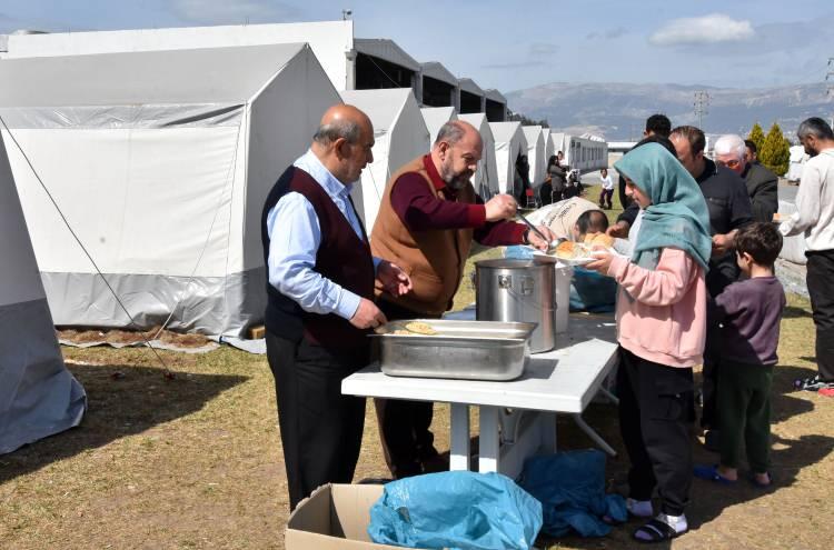 <p>Kahramanmaraş merkezli depremler, kentteki binlerce bina gibi dünya markası Mado'nun fabrika ve dükkanlarını da etkiledi. 60 çalışanını kaybeden Mado'nun kentteki 3 fabrikasından 1'i tamamen, 2'si ise kısmen hasar gördü. Tam kapasite olmasa bile Kahramanmaraş'ta üretimini sürdüren Mado, 38 ülke ile Türkiye'nin tüm illerine dondurma ve diğer ürünlerini ulaştırmaya çalışıyor.</p>
