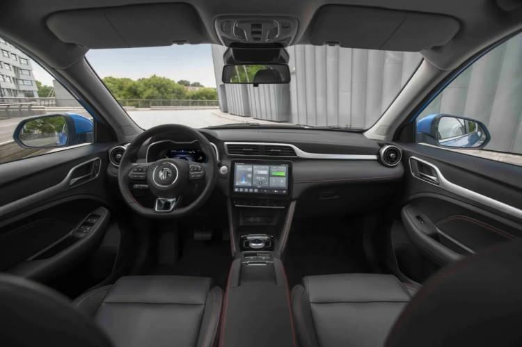 <p>Teknolojisi gelişen iç tasarımı, eklenen yeni güvenlik önlemleri ve Türkiye için yepyeni bir teknoloji olan V2L (Vehicle to Load) yani araçtan araca şarj özelliği sayesinde yeni ZS EV, elektrikli araçlar arasında adından çokça söz ettirmeye hazırlanıyor.</p>
