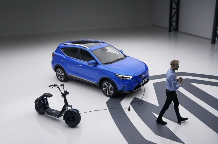 <p>ZS EV, SUV gövde yapısı, geniş iç hacmi, 448 litre bagaj kapasitesi ve Euro NCAP’ten 5 yıldızlı güvenliği ile son olarak ev sahibi İngiltere’de 2023 yılının <strong>''En İyi Elektrikli Aile Otomobili'' </strong>seçilmişti.</p>