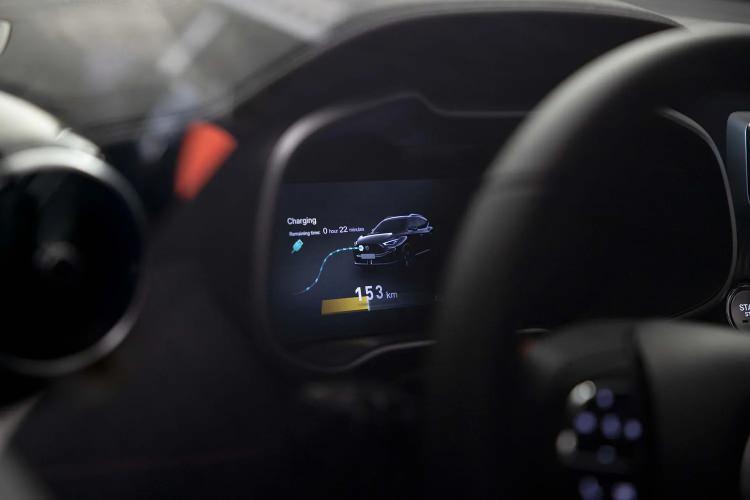 <p>Yenilenen birçok özelliğine ek olarak batarya kapasitesi de yükseltilen yeni MG ZS EV’nin 440 km WLTP menzili, şehir içi kullanımlarda 591 km’ye ulaşıyor.</p>
