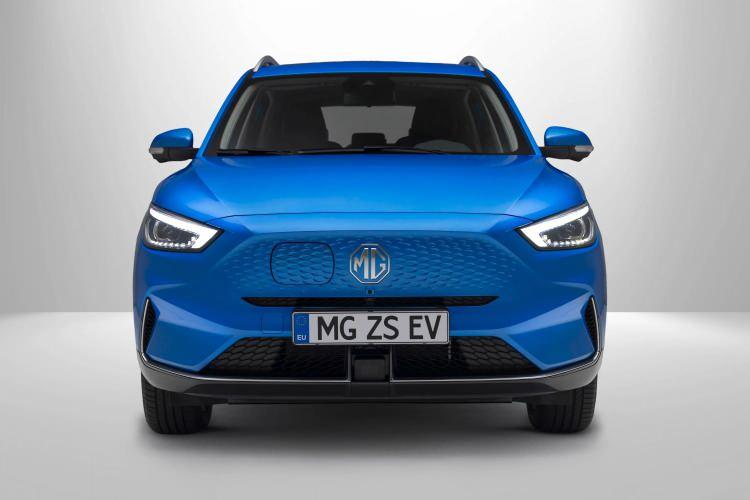 <p>Yeni ZS EV, sunduğu yeni teknolojilerden biri olan V2L (Vehicle to Load) araçtan araca şarj özelliği sayesinde bilgisayar, klima, elektrikli ısıtıcı gibi elektronik cihazları kullanmaya imkan sağlıyor.</p>
