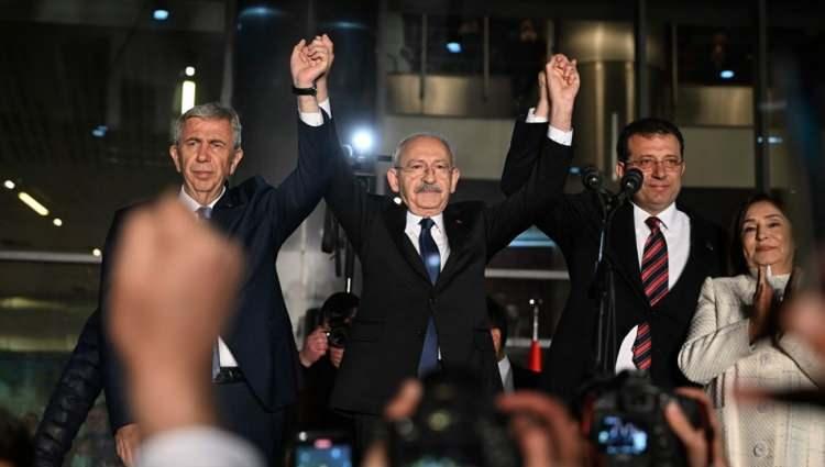 <p><span style="color:#000000"><strong>Türkiye siyasetinde günlerdir yaşanan hareketli gelişmelerin ardından CHP lideri Kemal Kılıçdaroğlu, pazartesi günü Millet İttifakının Cumhurbaşkanı adayı olarak açıklandı. </strong></span></p>
