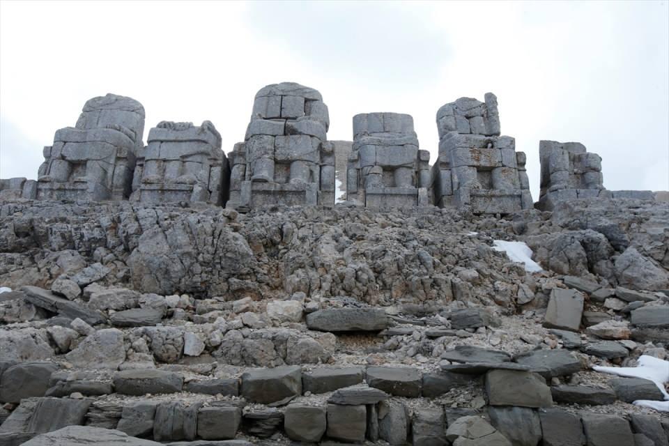 <p>İnsanların Nemrut Dağı'na gelmelerini istiyoruz. Bölgeye gelip hem bize moral verip yaralarımızı sarsınlar hem de Nemrut Dağı'nı görsünler istiyoruz." diye konuştu.</p>

<p> </p>
