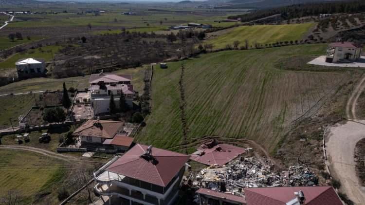 <p><strong>ÇİĞLİ 6,5 METRE KAYDI </strong></p>
<p>Karaağaç Köyü’nde sağa sıçrayarak Velikler, Büyüknacar Kocadere, Çamlıca, Gölalanı mevkii, Kartal Köyü güneyinde Çakmak sırtına kadar eski izini kullanarak kesintisiz devam etti. </p>