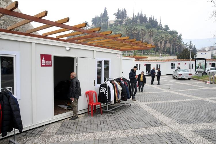 <p>Kapalı Çarşı esnafının yeniden gelir elde etmesi için Beyoğlu Belediyesince ilk etapta 15 konteyner kuruldu. Esnaf, ekmek kapılarını yeniden açmanın mutluluğunu yaşadı.</p>

