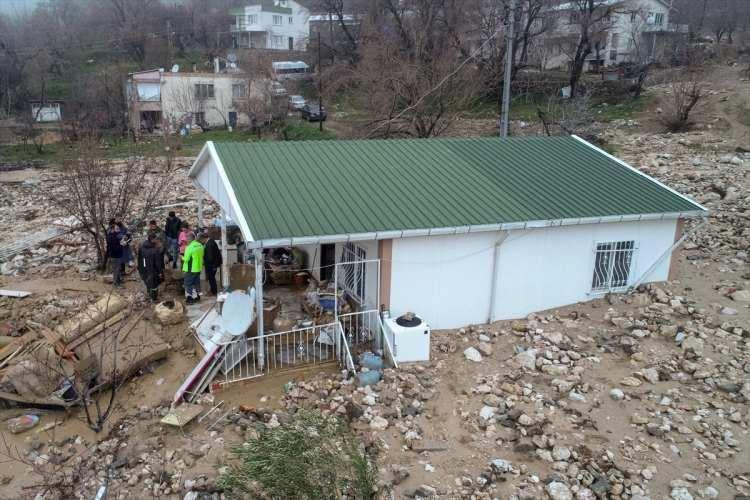 <p>Adıyaman'da yaşayan Savaş Özer, eşi Emine Karakaplan Özel ve iki çocukları, kent merkezinde yaşanan depremin ardından daha güvenli gördükleri Tut ilçesindeki yazlık evlerine taşınmaya karar verdi.</p>
