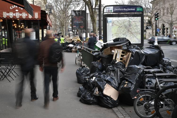 <p>Fransız basınındaki haberlere göre, Darmanin, Emniyet Müdürüne, belediyenin başkent Paris'te oluşan binlerce ton çöpü kaldırması için asgari personelle çalışma ve zorla işe başlattırma prosedürünü uygulaması talimatı verdi.</p>
