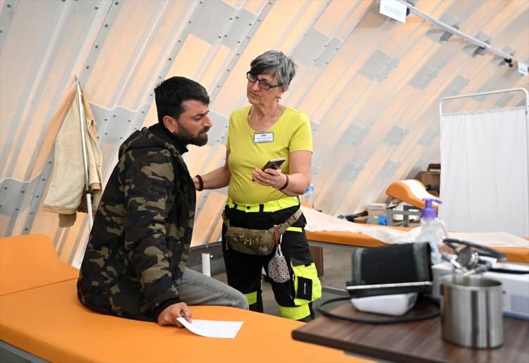 <p>Kahramanmaraş merkezli 6 Şubat'taki depremlerden etkilenenlere destek vermek için Almanya'dan gelen sağlık çalışanı çift, Hatay'ın İskenderun ilçesinde kurulan sahra hastanesinde gönüllü olarak çalışıyor.</p>
