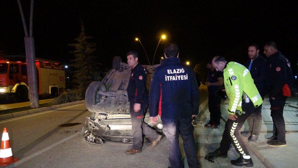 <p>Sürücü, ekiplerin uğraşları sonucu araçtan çıkarıldı. Araç sürücüsü ters dönen aracın içinden emniyet kemeri takması sayesinde burnu dahi kanamadan çıktı. Polis ekipleri kazayla ilgili inceleme yaptı.</p>
