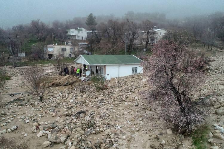 <p>Evlerinden mobilya ve beyaz eşyalarını alarak ilçenin Fethiye Mahallesi'ndeki Çanakçı Sokağı'nda bulunan prefabrik evlerine yerleşen aile, 2 akrabalarını da yanlarında misafir etti.</p>
