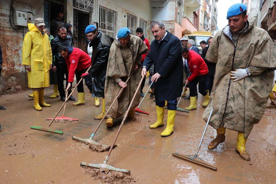 <p>Bölgede çalışma yapan ekiplere "kolay gelsin" diyen Destici, sel nedeniyle zarar gören bazı evleri ziyaret etti, vatandaşlarla görüştü.</p>

<p> </p>
