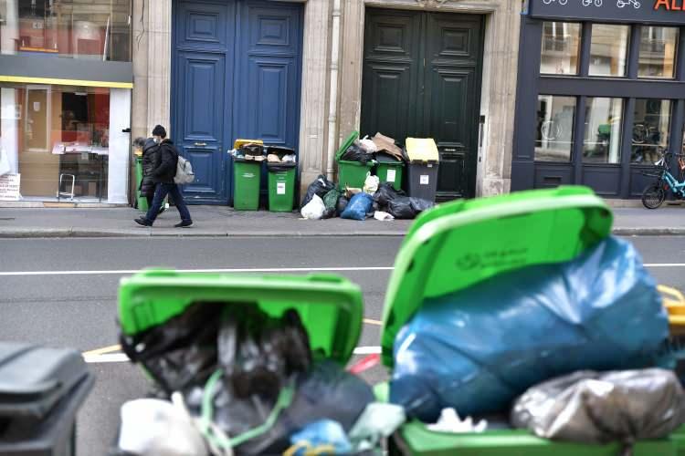 <p><strong>HALK SAĞLIĞINI TEHDİT EDİYOR </strong></p>
<p> </p>
<p>Paris Belediye Başkanı Anne Hidalgo ise dün grevlerine destek verme kararı aldıkları belediye çalışanlarının gösterilere katılımı için konsey toplantılarını ertelediklerini duyurmuştu.</p>