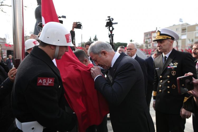 <p>Türkiye Büyük Millet Meclisi (TBMM) tarafından 1994 yılında, 253 bin şehit adına, 3972 Sayılı Kanunla, Çanakkale'ye verilen ve üzerinde 'Çanakkale Geçilmez' yazan altın madalya, Cumhuriyet Meydanı’ndaki törende Milli Savunma Bakanı Hulusi Akar, Vali İlhami Aktaş ve Çanakkale Belediye Başkan Ülgür Gökhan tarafından Türk bayrağına takıldı.</p>
