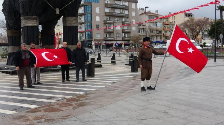 <p>Edirne, Tekirdağ, Keşan, Gelibolu üzerinden askeri üniforma ve 2 metre uzunluğunda Türk bayrağıyla yürüyen Saffet Gümüş, bugün Çanakkale kent merkezine ulaştı. Tokat 15'liler Derneği Yönetim Kurulu üyeleri tarafından kordonda bulunan Truva Atı önünde Türk bayraklarıyla karşılandı. Gümüş, daha sonra dernek üyeleriyle birlikte, Truva Atı önünde hatıra fotoğrafı çektirdi.</p>

