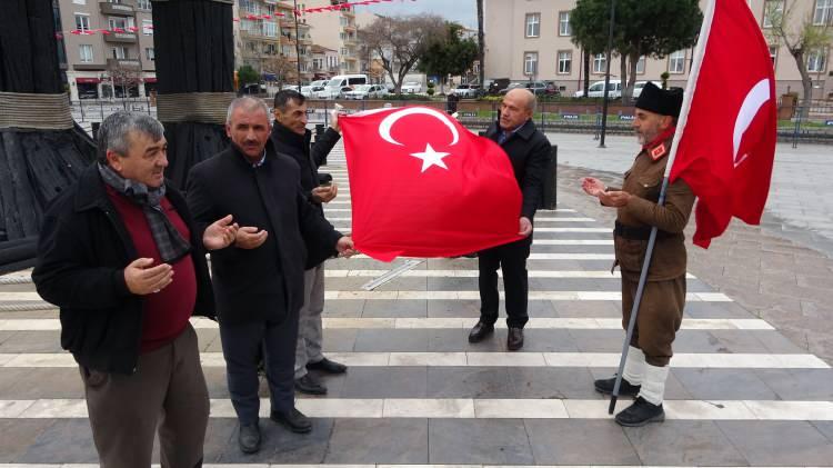 <p>Bu topraklar, bayraklar çok zor şartlar altında kazanıldı ve bize teslim edildi. Biz de gelecek nesillere bu bayrağı güzel bir şekilde bir farkındalık yürüyüşü yaptık” dedi.</p>
