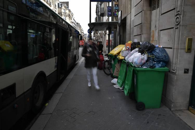 <p>Öte yandan, ülkenin Niort kentinde emeklilik reformu karşıtları iktidar grubuna yakın milletvekilli Bastien Marchive'nin bürosunun önüne çöp döktü.</p>
<p> </p>