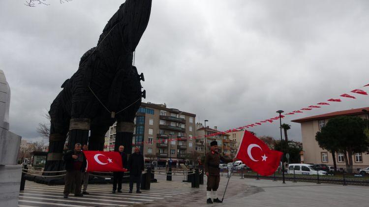 <p>Çanakkale Deniz Zaferi'nin 108'inci yıl dönümünde şehitler için elinde Türk bayrağı ile Gazi torunu ve Tokat Onbeşli Torunları Derneği Başkanı Saffet Gümüş, ‘Torundan Dedeye Vefa Yürüyüşünün bu yıl 5'incisine, 4 Mart'ta İstanbul Bağcılar’dan başladı. </p>
