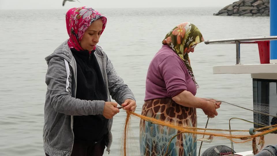 <p><strong>“Sezondan memnunuz”</strong><br />
<br />
Selma Şahin, mesleğin aileden geldiğini, çocukluğundan bu yana balıkçı olarak çalıştıklarını ifade ederek, evlendikten sonra da bu mesleği sürdürdüklerini, 30 yıldan bu yana bu işi sürdürdüğünü belirtti. Eşi ile birlikte denize açıldığına da dikkat çeken Şahin, “Şuan mezgit var ve bu yıl sezon Allah’a şükür güzel. Karadeniz kadını olduğumuz için üstesinden geliyoruz” şeklinde konuştu.</p>

<p> </p>
