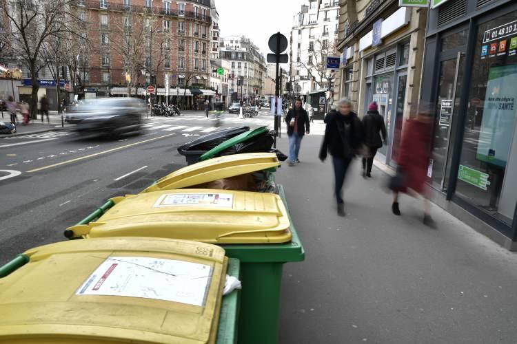 <p>Fransa'nın başkenti Paris'te temizlik işçilerinin hükümetin tartışmalı emeklilik reformuna karşı günlerdir devam eden grevi dolayısıyla sokaklarda 10 bin ton çöp birikti.</p>
