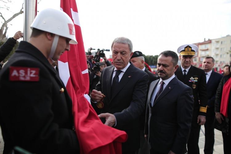 <p>18 Mart Şehitleri Anma ve Çanakkale Deniz Zaferi’nin 108’inci yıl dönümü nedeniyle Cumhuriyet Meydanı’nda düzenlenen ilk törende, Anafartalar Kahramanı Mustafa Kemal Atatürk’ün anıtına çelenk sunumu gerçekleştirildi.</p>
