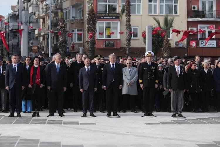 <p>Türkiye Büyük Millet Meclisi (TBMM) tarafından 1994 yılında, 253 bin şehit adına, 3972 Sayılı Kanunla, Çanakkale'ye verilen ve üzerinde 'Çanakkale Geçilmez' yazan altın madalya, Cumhuriyet Meydanı’ndaki törende Milli Savunma Bakanı Hulusi Akar, Vali İlhami Aktaş ve Belediye Başkan Ülgür Gökhan tarafından Türk bayrağına takıldı.</p>
