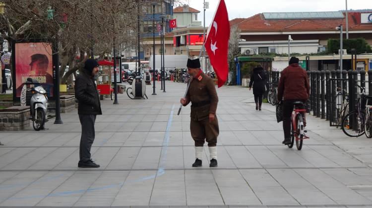 <p>‘Torundan Dedeye Vefa Yürüyüşü’nün bu yıl 5’incisini Bağcılar’dan başlattığını belirten Tokat 15'liler Derneği Başkanı Saffet Gümüş, “Bağcılar Belediye Başkanı Abdullah Özdemir’den aldığımız bayrağı şehitler diyarı Çanakkale’ye 10 gün yürüyerek, 81 saat, 508 bin adım, 440 kilometre yol yürüdük. </p>
