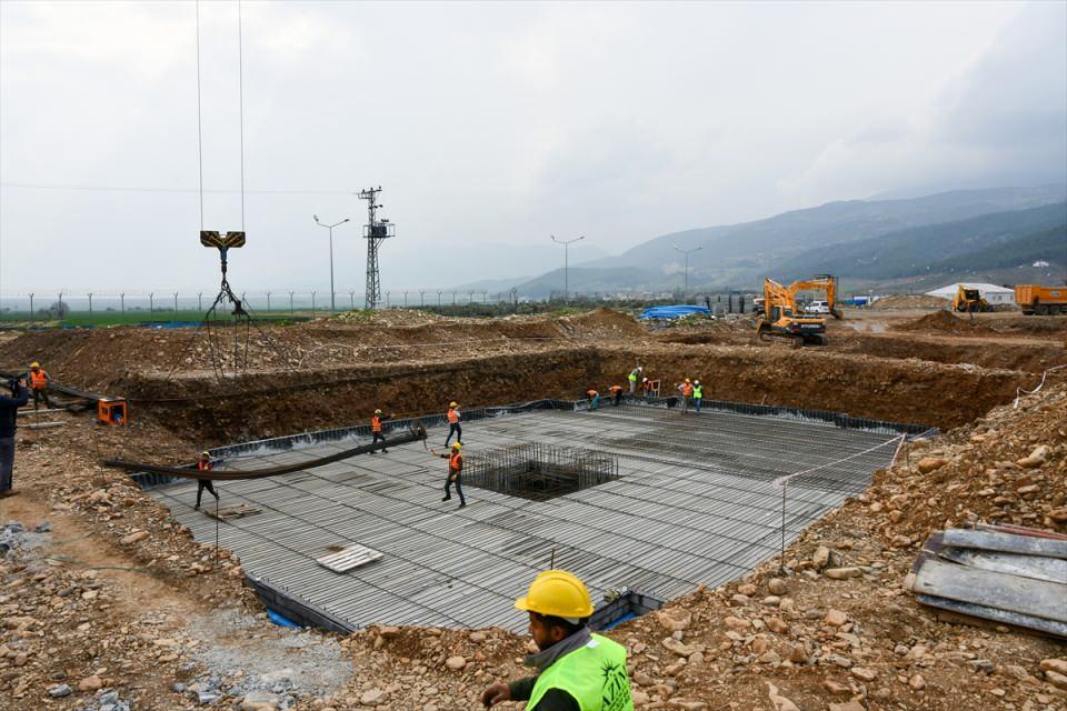 <p>İnşaat yapılacak arazinin daha önce zemin etüdü yapılıp hazır bekletilen rezerv alanı olmasının kendilerine 1 aylık bir zaman kazandırdığını vurgulayan Ulusoy, "Binaları radye temel üzerine tünel kalıp sistemiyle yapacağız. Binaların esas amacı içerisindeki insanları korumak. Toplu Konut İdaresi Başkanlığının yaptırdığı tüm binalar, hem içerisindeki insanları korudu hem de kendini korudu. Depremde iyi sınav verdik." dedi.</p>

<p> </p>
