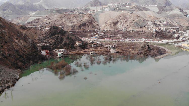 <p>Artvin’in Yusufeli ilçesinde baraj suları esnafın kapısına dayandı. Hak sahibi olmayan bazı esnaflar baraj suların ilçe merkezine ulaşmasına rağmen, son güne kadar beklemeyi planlıyor.</p>
