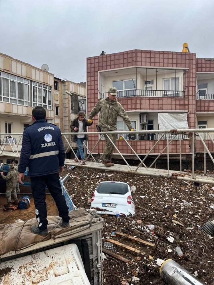 <p>Aynı mahallede botla evlerinden kurtarılan yaşlı vatandaşlar ise dalgıç ekiplerinin kucağında sağlık ekiplerine teslim edildi.</p>

<p> </p>
