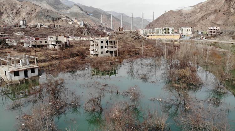 <p>Artvin'in Yusufeli ilçesinde Çoruh Nehri üzerinde yapımı tamamlanan kemer baraj sınıfında 275 metreyle gövde yüksekliğiyle Türkiye'nin birinci, dünyanın beşinci en yüksek barajı olan Yusufeli Barajı 22 Kasım 2022 tarihinde su tutmaya başladı. </p>

<p> </p>

