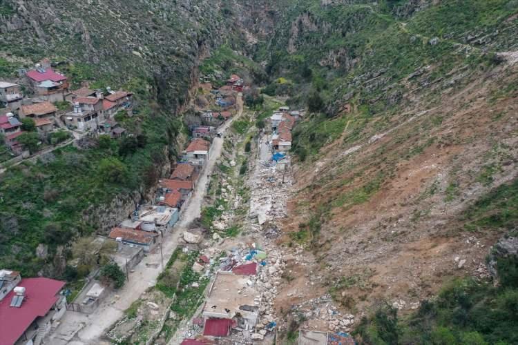 <p><strong>-"Bizim evlerimiz depremden yıkılmadı"</strong></p>

<p>Evi dağdan kopan kaya nedeniyle ağır hasar alan mahalle sakinlerinden Adnan Daglı, AA muhabirine, çocukluğundan beri Hacı Ömer Alpagot Mahallesi'nde yaşadığını söyledi.</p>

<p> </p>

