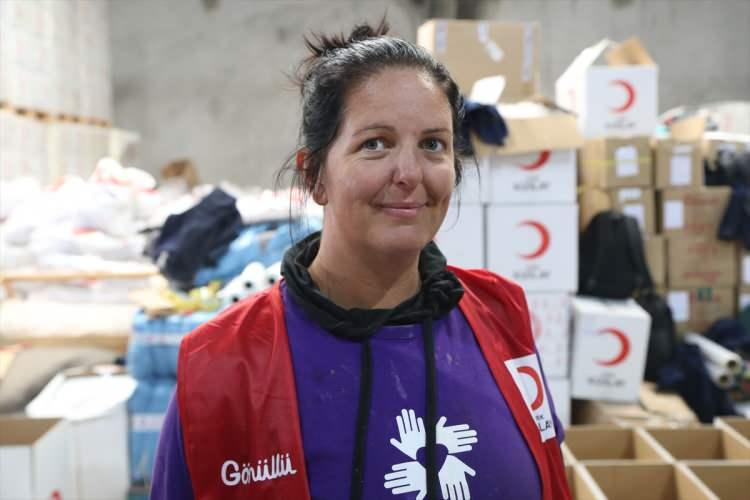 <p>Türk Kızılay'a yardım kolisi paketleme işi için yardım ettiklerini anlatan Sencon, "Başka yerde enkazları temizleyebiliriz ya da daha başka şeyler yapabiliriz. Bu projede Türk Kızılay ile çalışıyoruz, onun dışında Verenel Derneği ile çalıştığımız noktalar da var. Prefabrik olarak ev yapanlar, konut yapanlar var, onlara da yardım ediyoruz." dedi.</p>