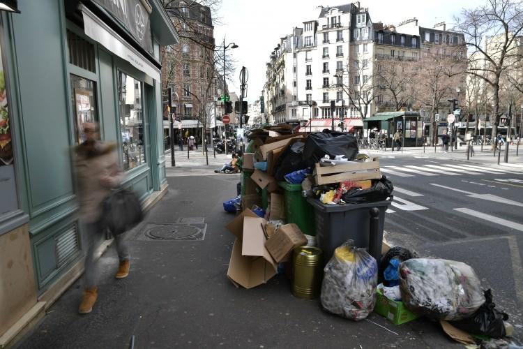 <p>Fransız basınındaki habere göre, hükümetin emeklilik yaşını kademeli olarak 64'e çıkarmayı hedefleyen emeklilik reformuna karşı Paris'te temizlik işçilerinin grevi 12 gündür devam ediyor.</p>
